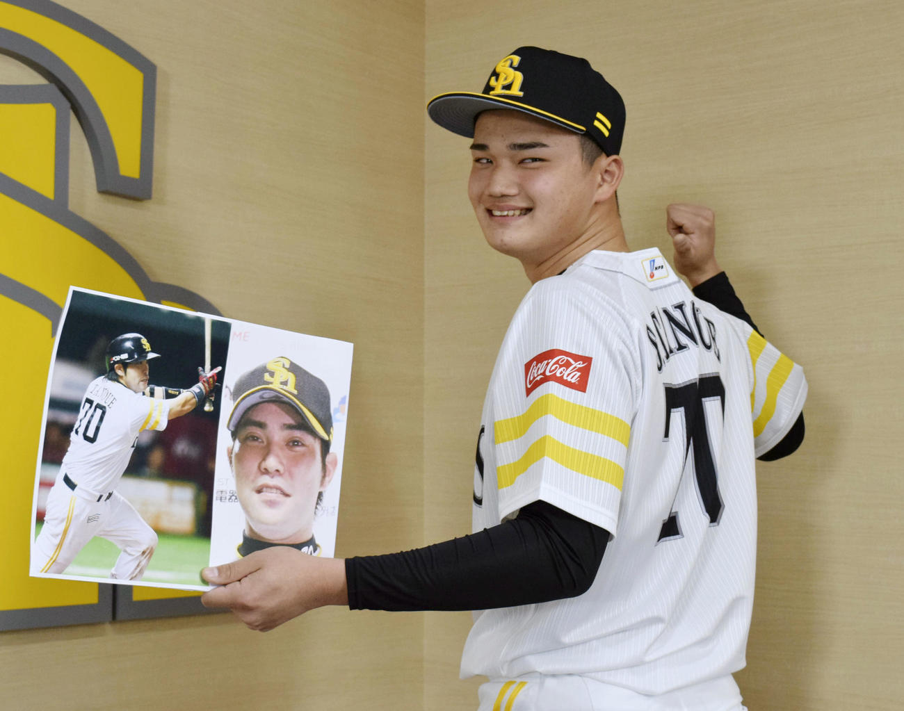 叔父の田上秀則氏の写真を手にポーズをとるソフトバンク・田上（共同）