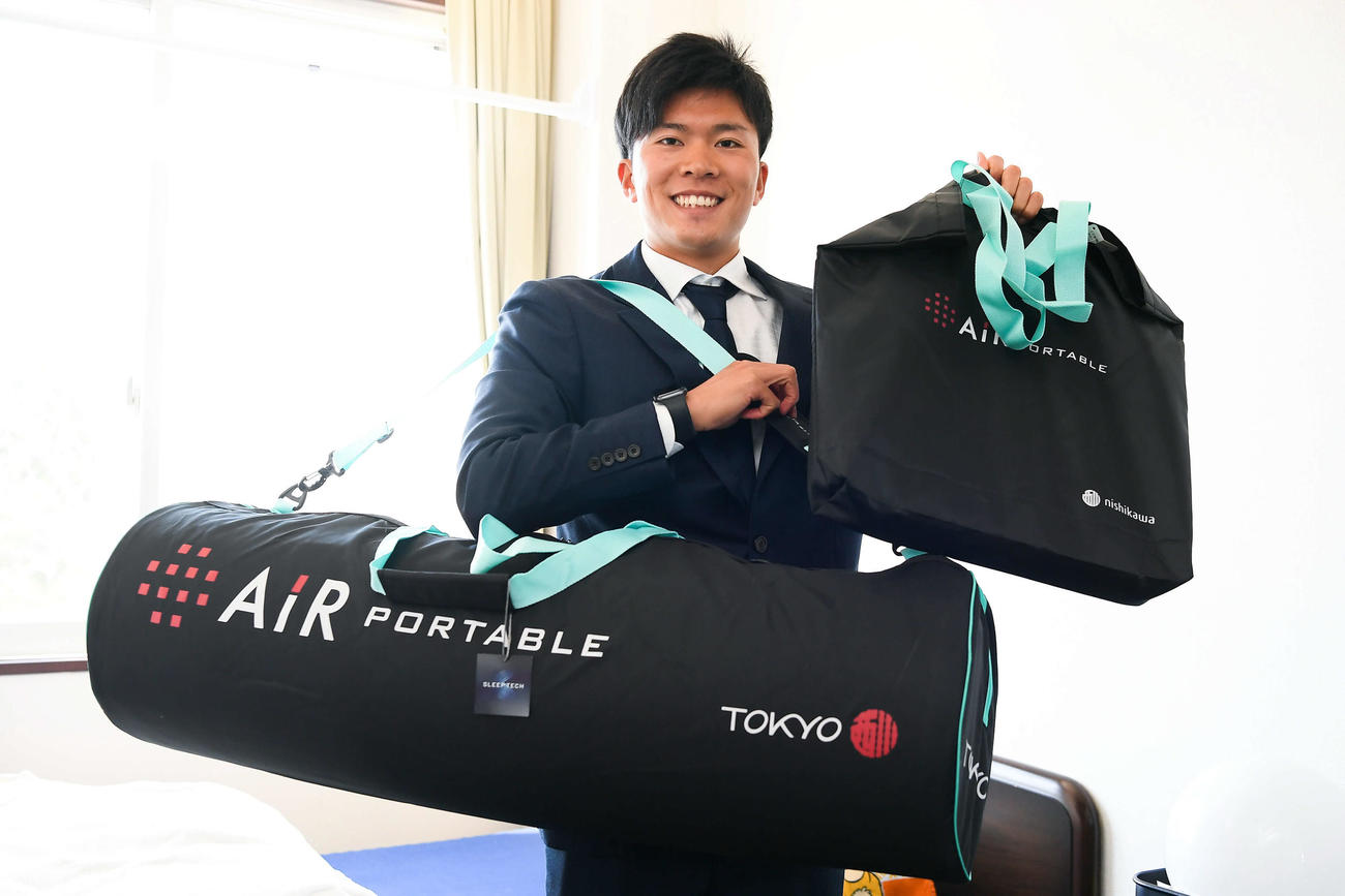 入寮した楽天早川は持参したマットを見せる（球団提供）