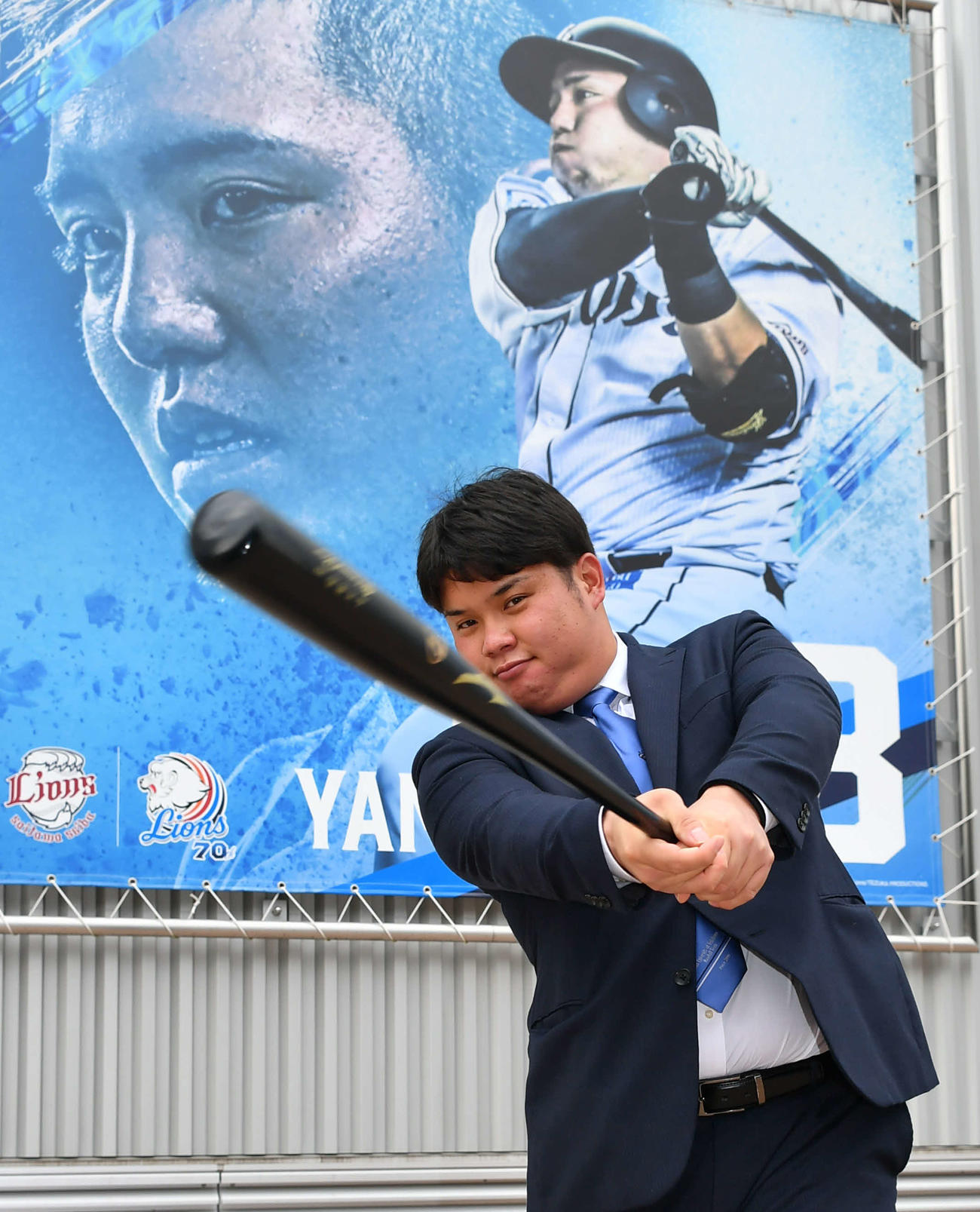 山川からプレゼントされたバットで素振りをする渡部（代表撮影）