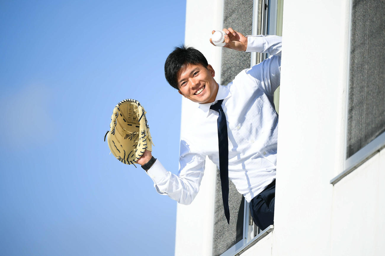入寮した楽天早川は笑顔を見せる（球団提供）