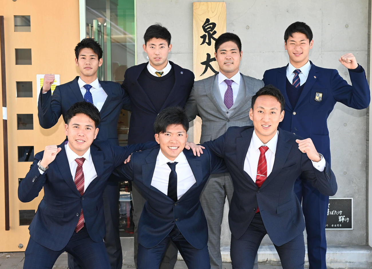 入寮した楽天の新人選手たちは笑顔で記念撮影。前列左から藤井、早川、高田、後列左から石田、入江、内間、内（撮影・山崎安昭）