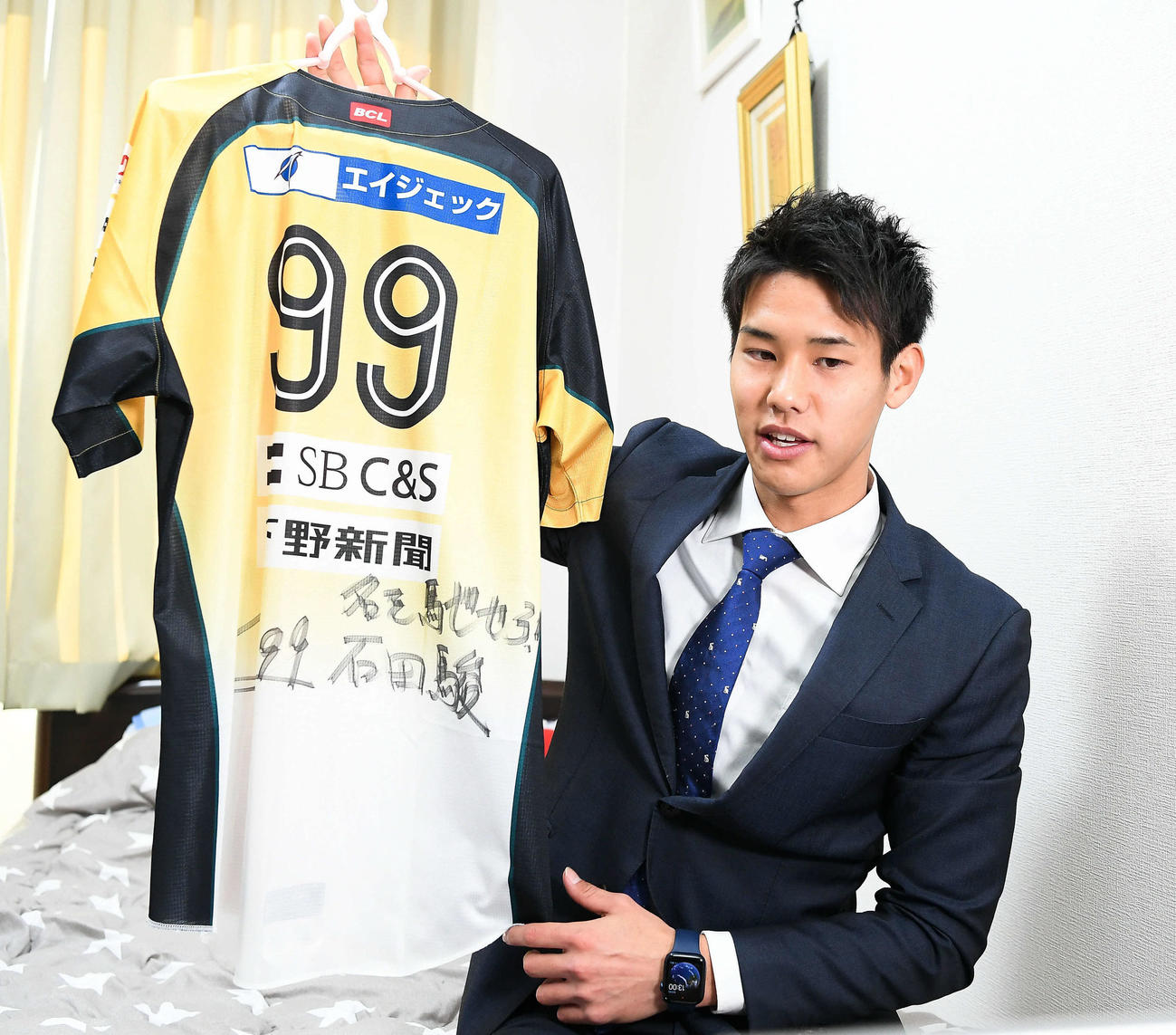 育成1位・石田駿投手（23）は、所属していたBC・栃木の巽コーチの、メッセージ入りのユニホームを持参し入寮した
