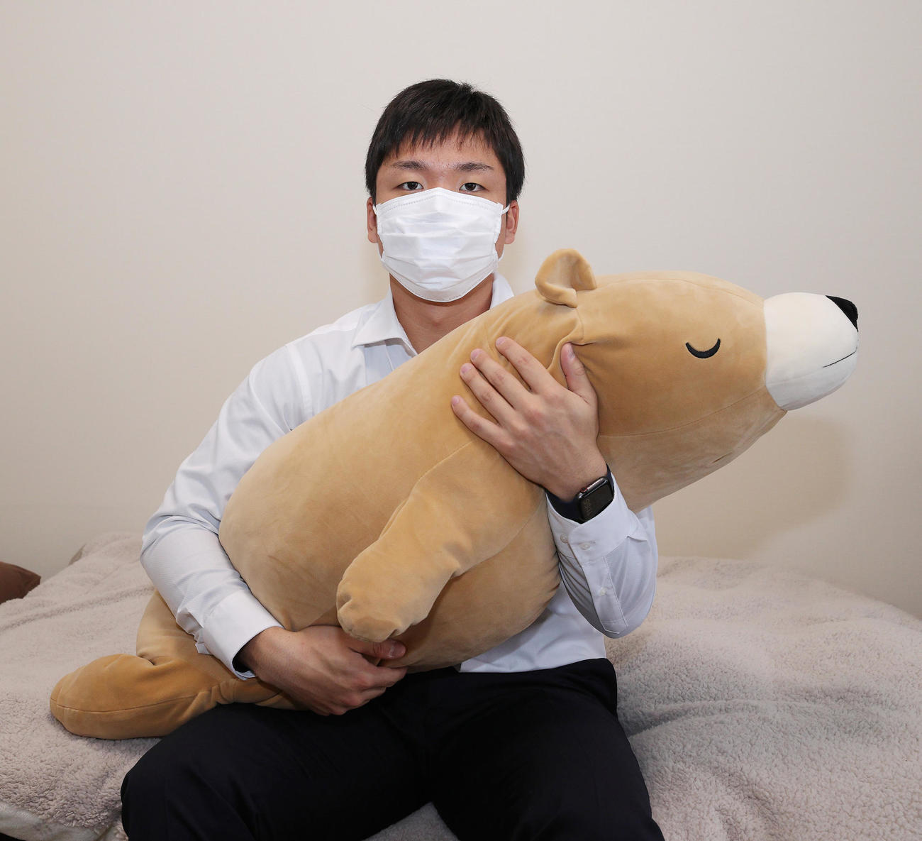 愛用のクマさんの抱き枕を持参した村上（球団提供）