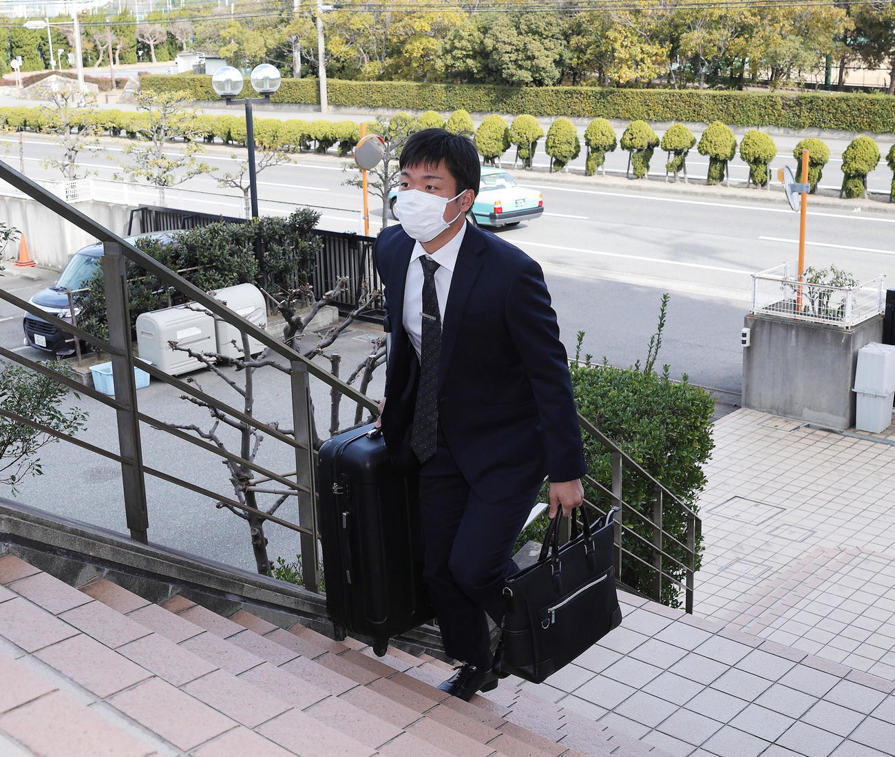虎風荘に入寮するドラフト5位の村上頌樹（球団提供）