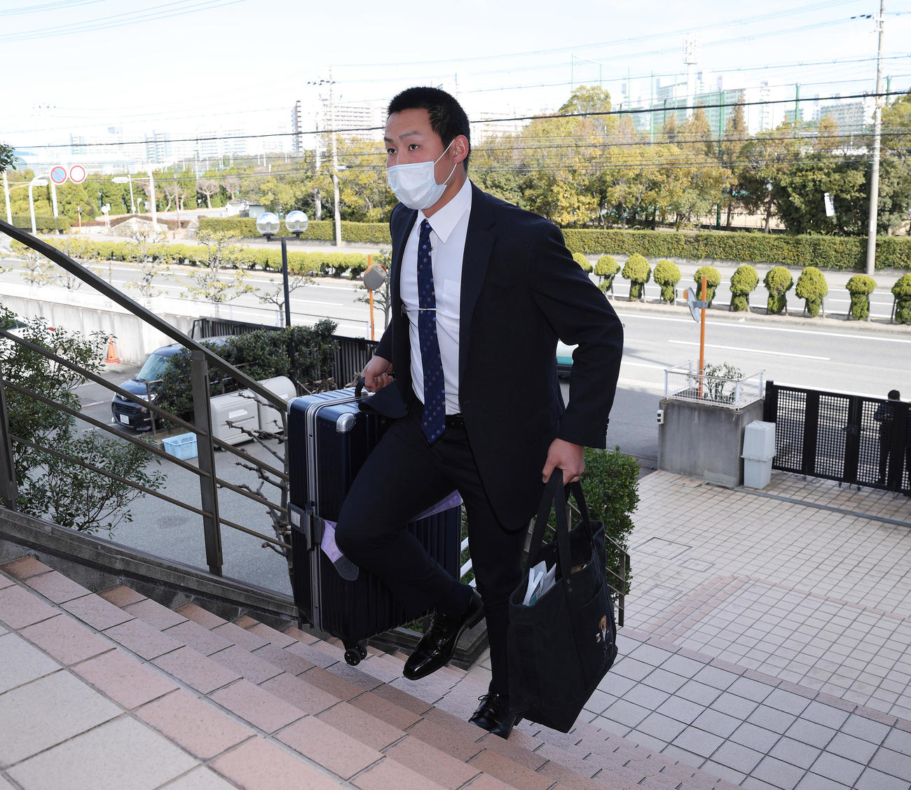 虎風荘に入寮するドラフト3位の佐藤蓮（球団提供）