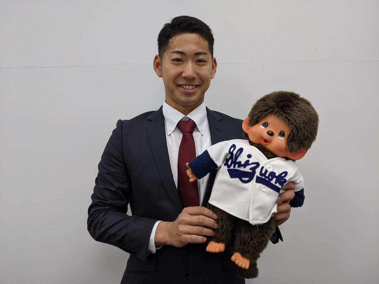 入寮したDeNAドラフト5位の池谷蒼大投手は、幼なじみの中島蘭さんからもらった、静岡高校のユニホームを着たぬいぐるみを持ち込んだ（球団提供）