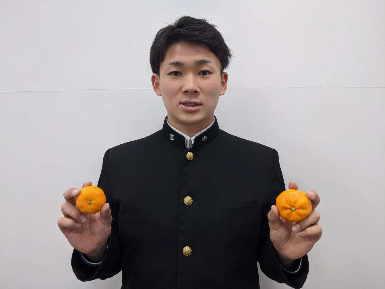 入寮したDeNAドラフト6位の高田琢登投手（静岡商）。両手には祖母の畑で収穫された特産品のミカン（球団提供）