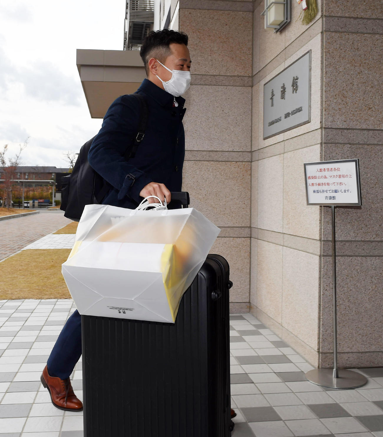 入寮する育成6位の古長（撮影・前岡正明）