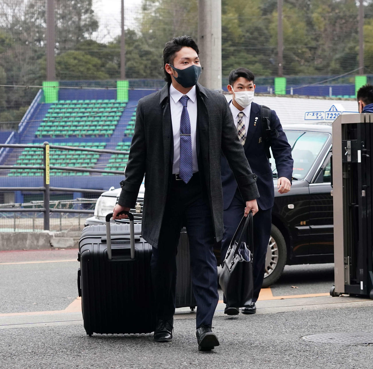勇翔寮に到着した伊藤。後方右は根本（代表撮影）
