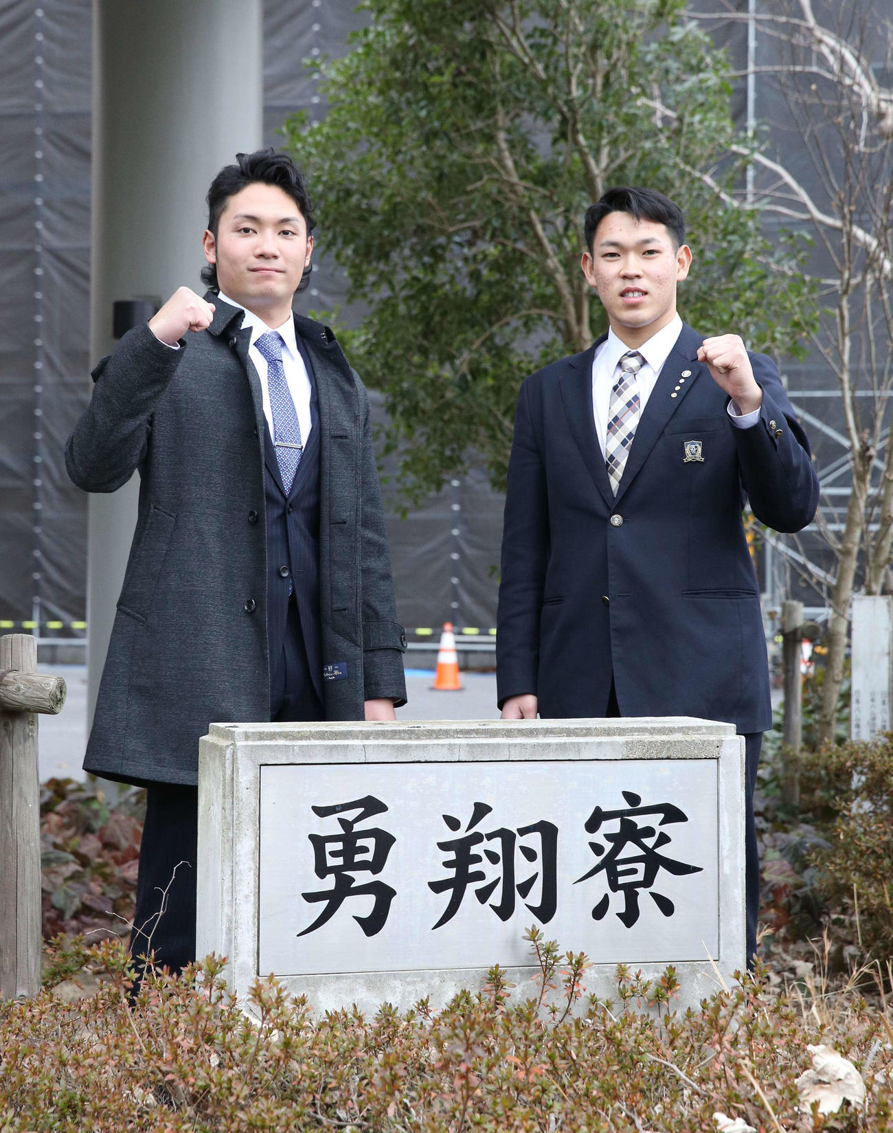 勇翔寮に入寮しガッツポーズをする日本ハム1位の伊藤と5位の根本（撮影・佐藤翔太）