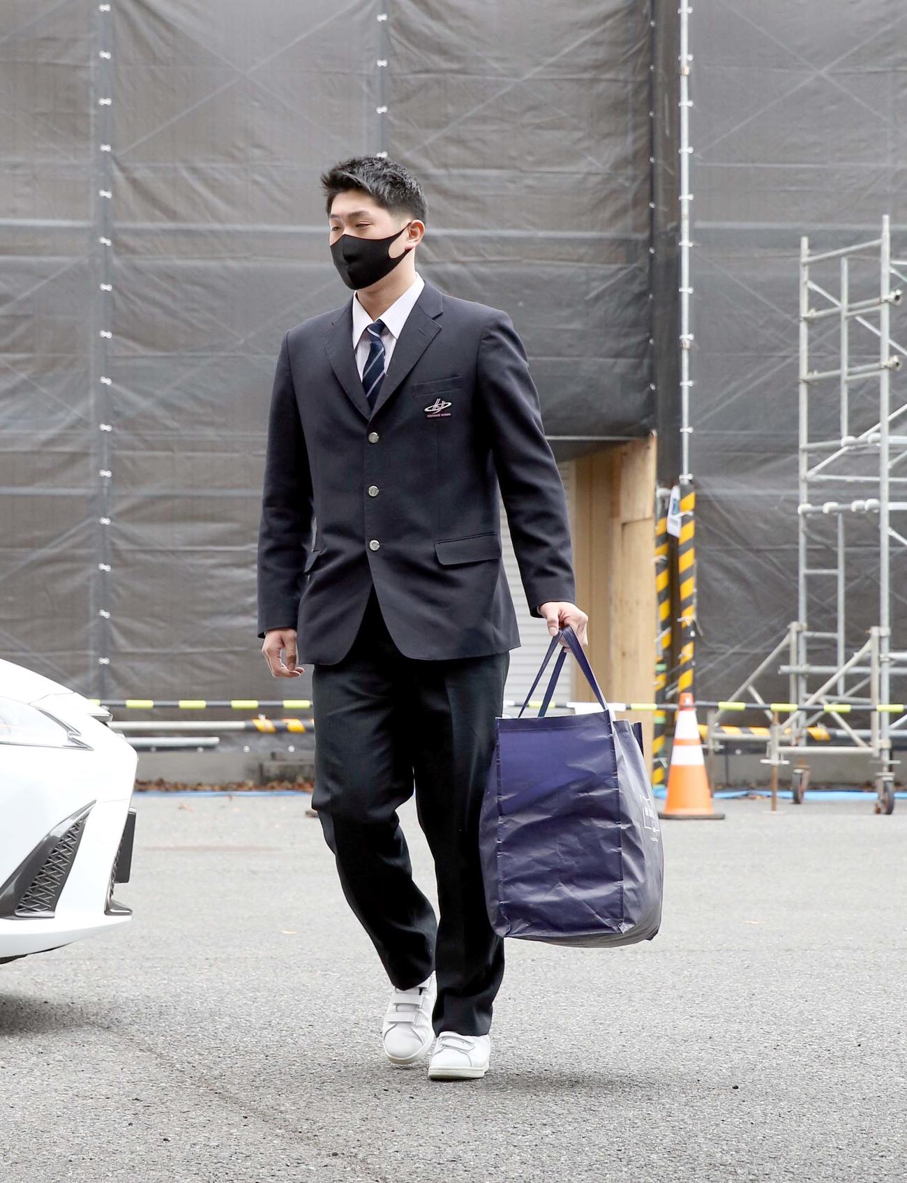 勇翔寮に入寮する日本ハム育成1位の松本遼（撮影・佐藤翔太）