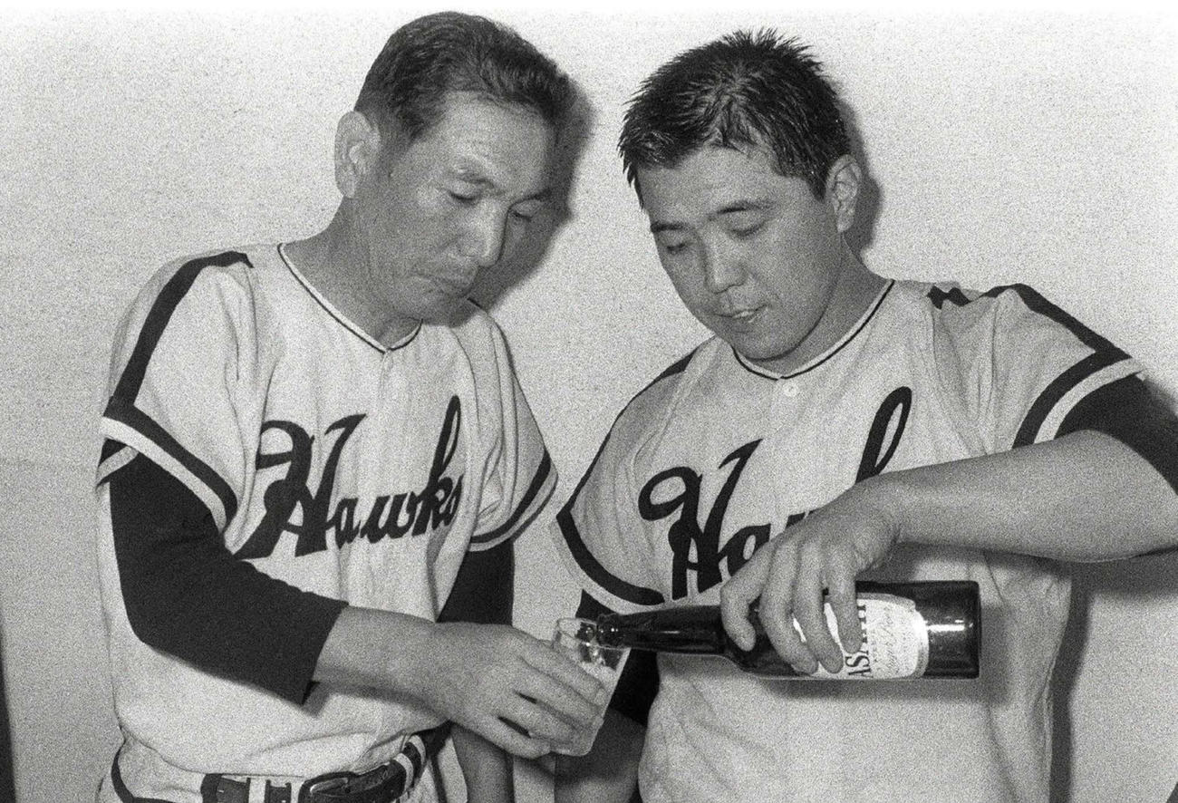 65年、パ・リーグ優勝を決めて祝勝会で鶴岡一人監督（左）にビールを注ぐ野村克也