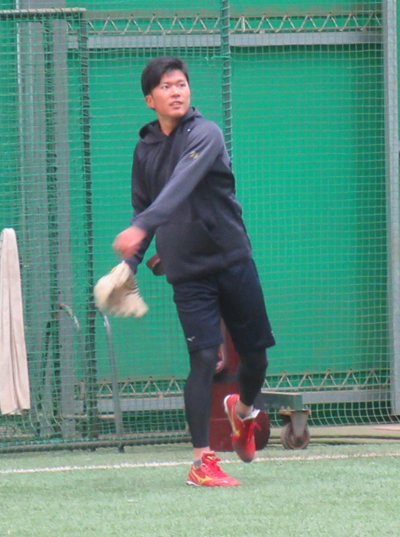 新人合同自主練習で今年初のキャッチボールを行った楽天ドラフト1位の早川（撮影・桑原幹久）