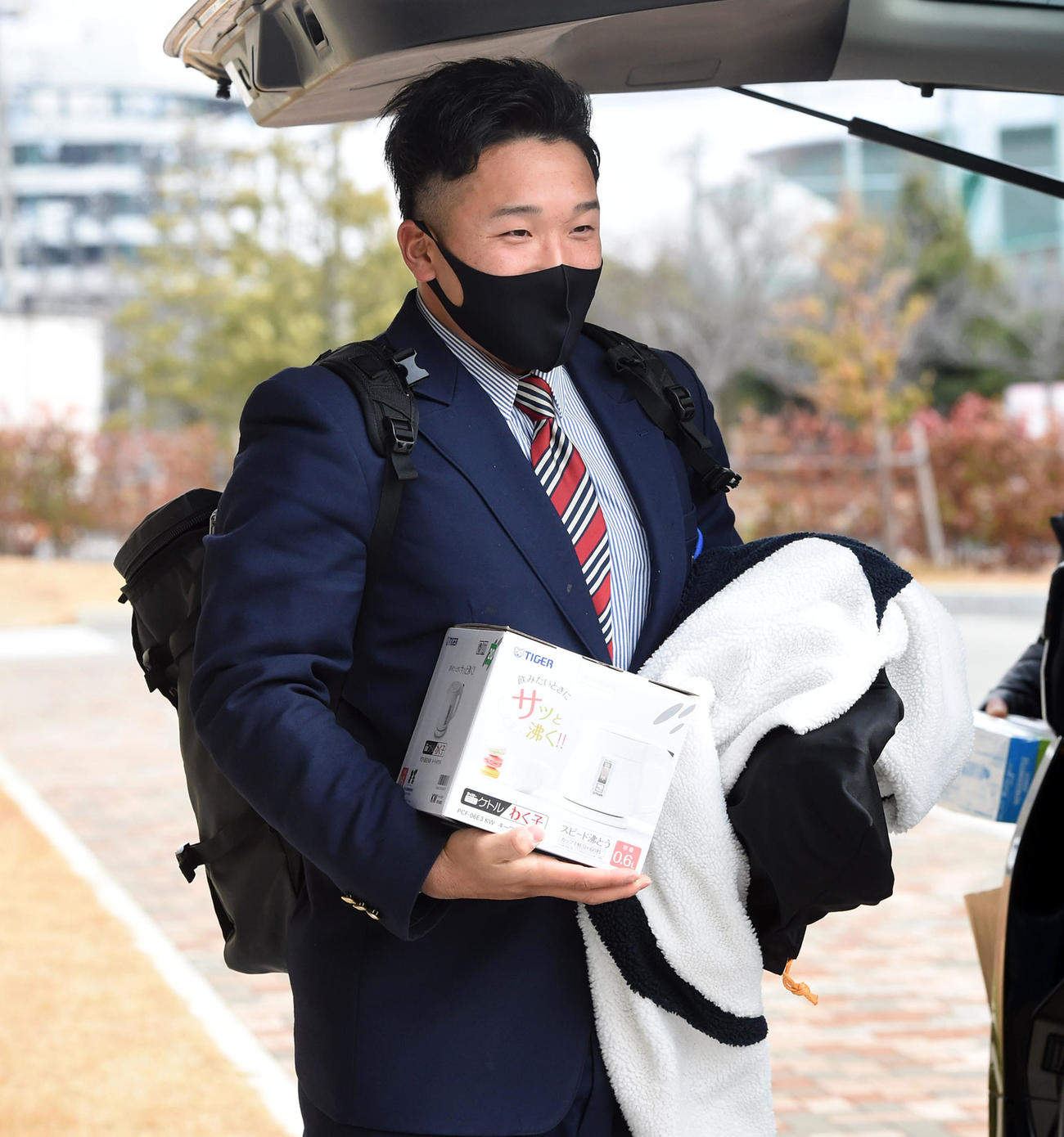 入寮するドラフト5位の中川拓（撮影・前岡正明）