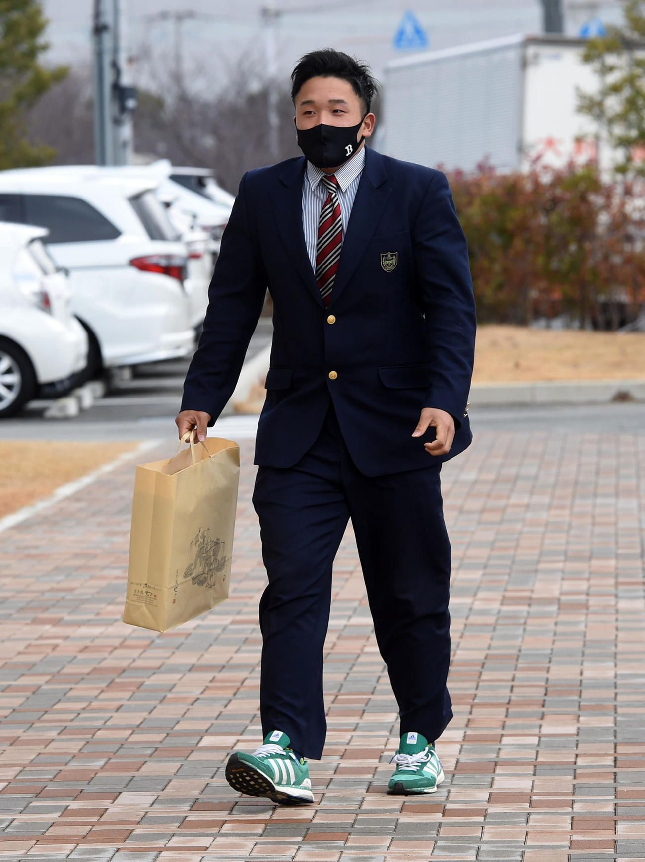 入寮するドラフト5位の中川拓（撮影・前岡正明）