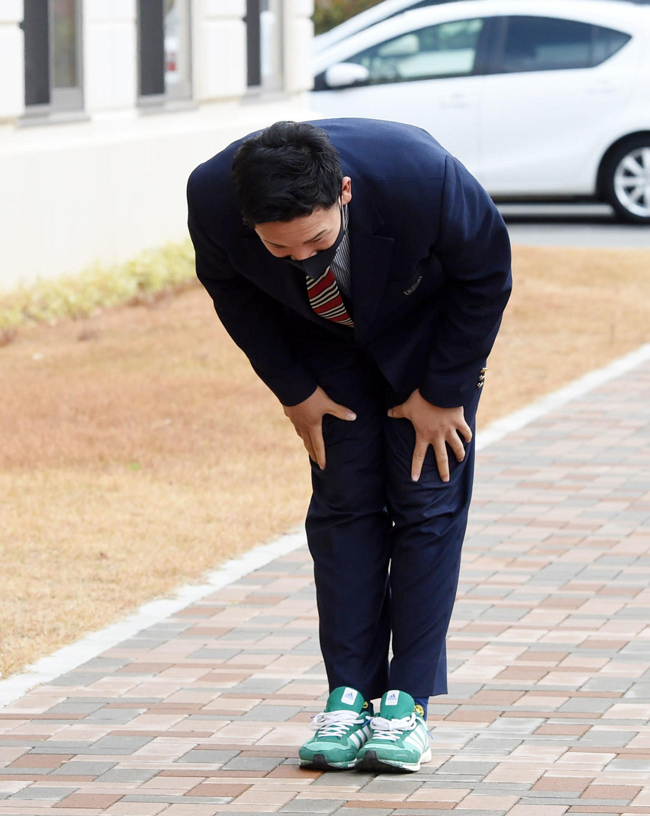 一礼して入寮するドラフト5位の中川拓（撮影・前岡正明）