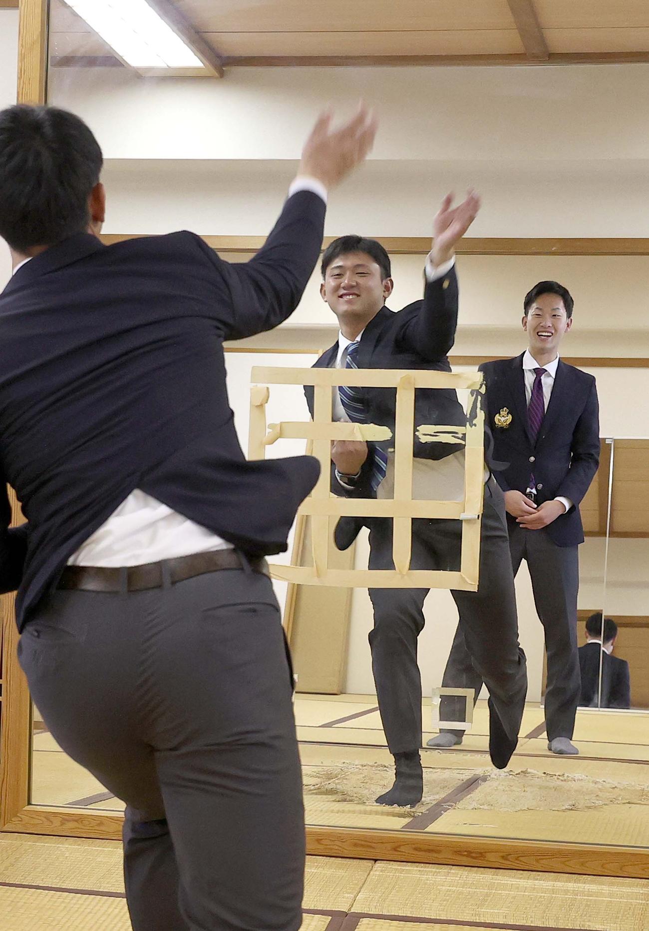 シャドーピッチングをする巨人ドラフト1位平内（球団提供）