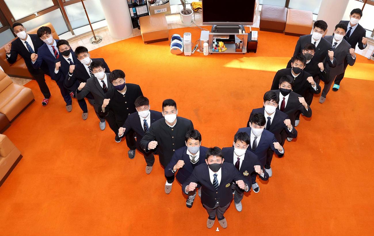 巨人の新人19選手。右奥から加藤、山崎友、阿部、坂本、木下、喜多、山本、伊藤優、山崎伊、平内、中山、秋広、萩原、岡本大、笠島、前田、戸田、奈良木、保科（球団提供）