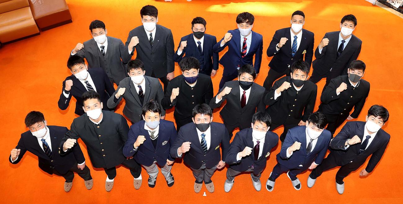 巨人の新人19選手。前列右から山本、伊藤優、山崎伊、平内、中山、秋広、萩原。中列右から坂本、木下、喜多、岡本大、笠島、前田。後列右から加藤、保科、奈良木、戸田、阿部、山崎友（球団提供）