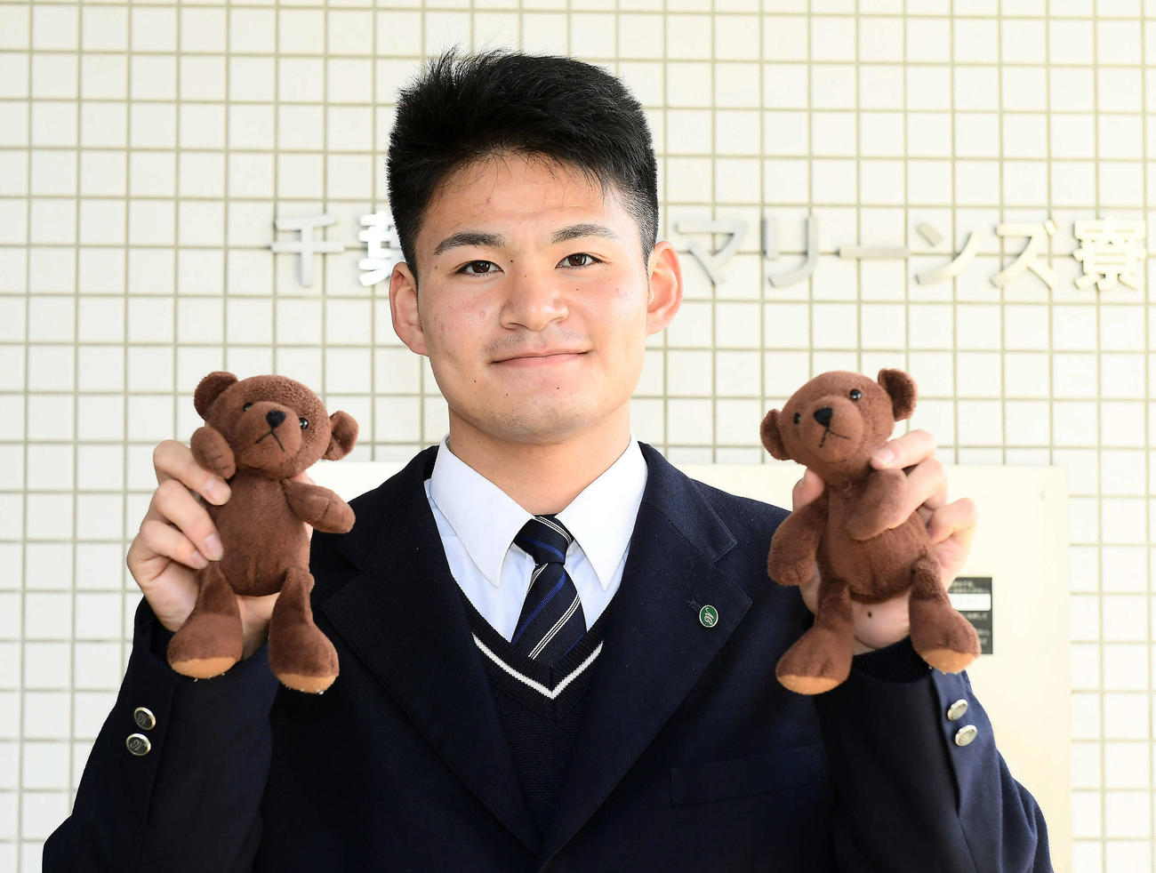 持参したクマのぬいぐるみを手にするドラフト2位の中森（代表撮影）