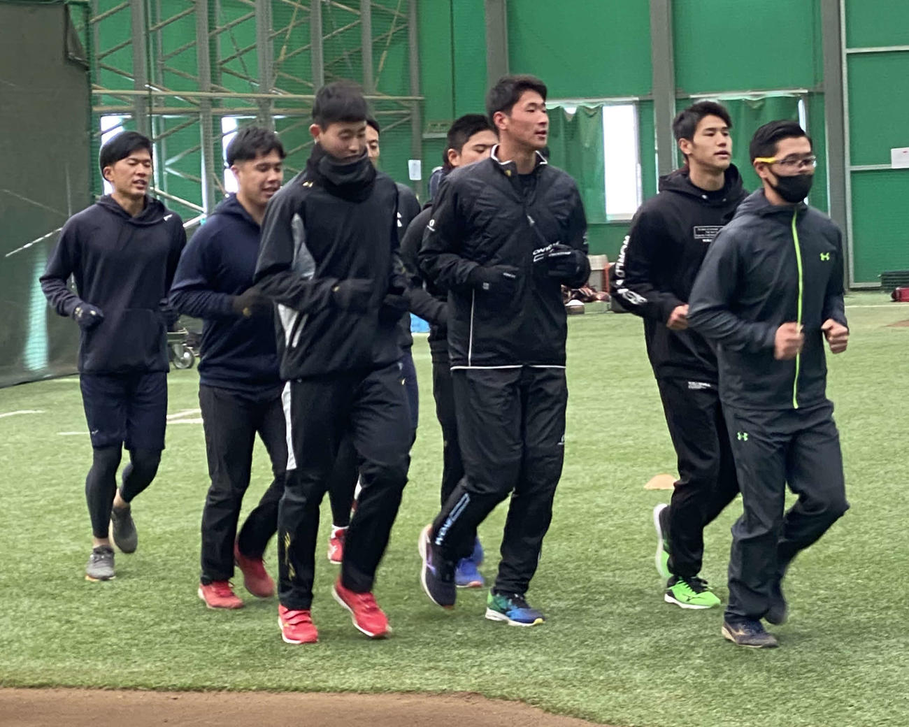 新人合同自主練習初日でランニングを行う楽天ドラフト1位早川（左端）ら新人選手（撮影・桑原幹久）
