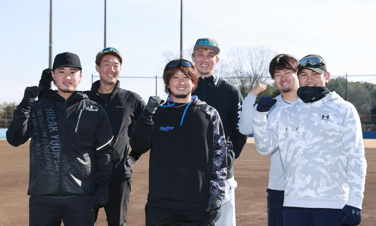 自主トレを終え写真に納まるDeNAの選手たち。前列左から石田、三嶋、山崎、後列左から飯塚、国吉、伊勢（撮影・垰建太）