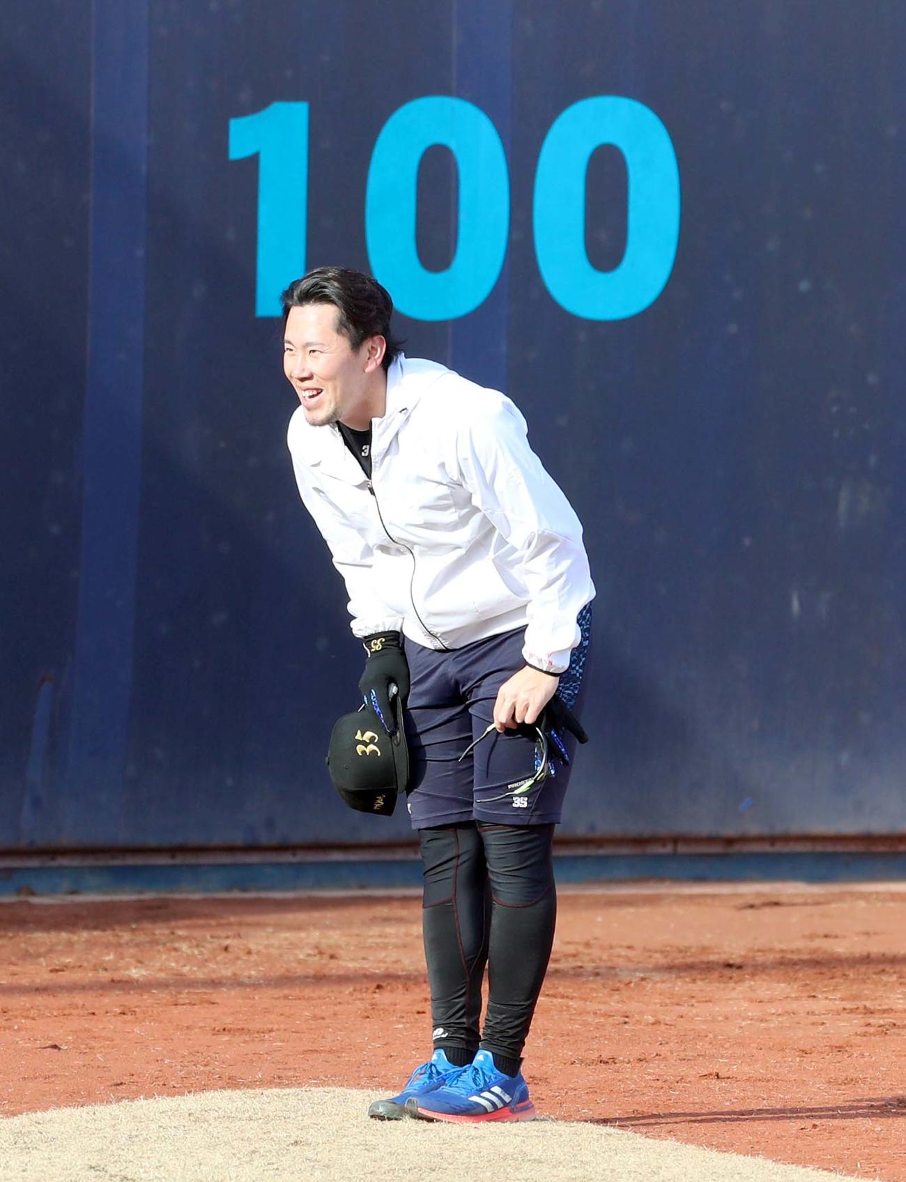 笑顔であいさつをする日本ハム西村（撮影・佐藤翔太）