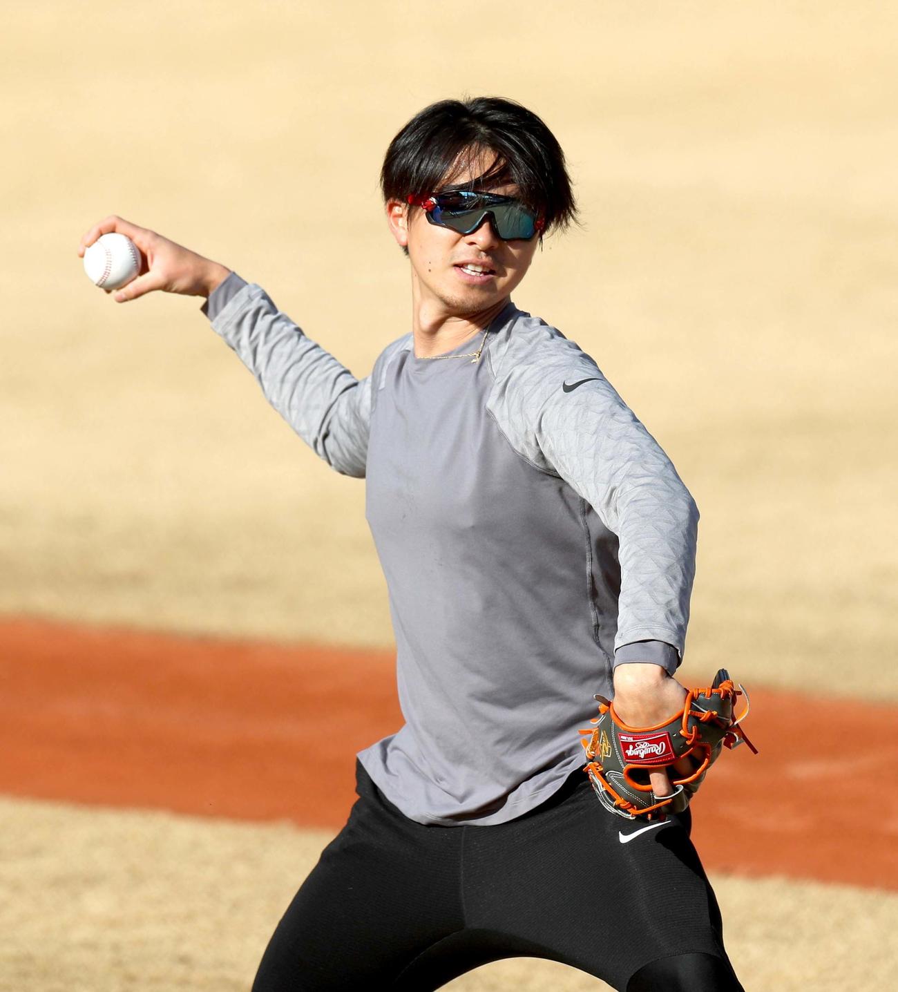 投球フォームを確認する日本ハム上沢（撮影・佐藤翔太）