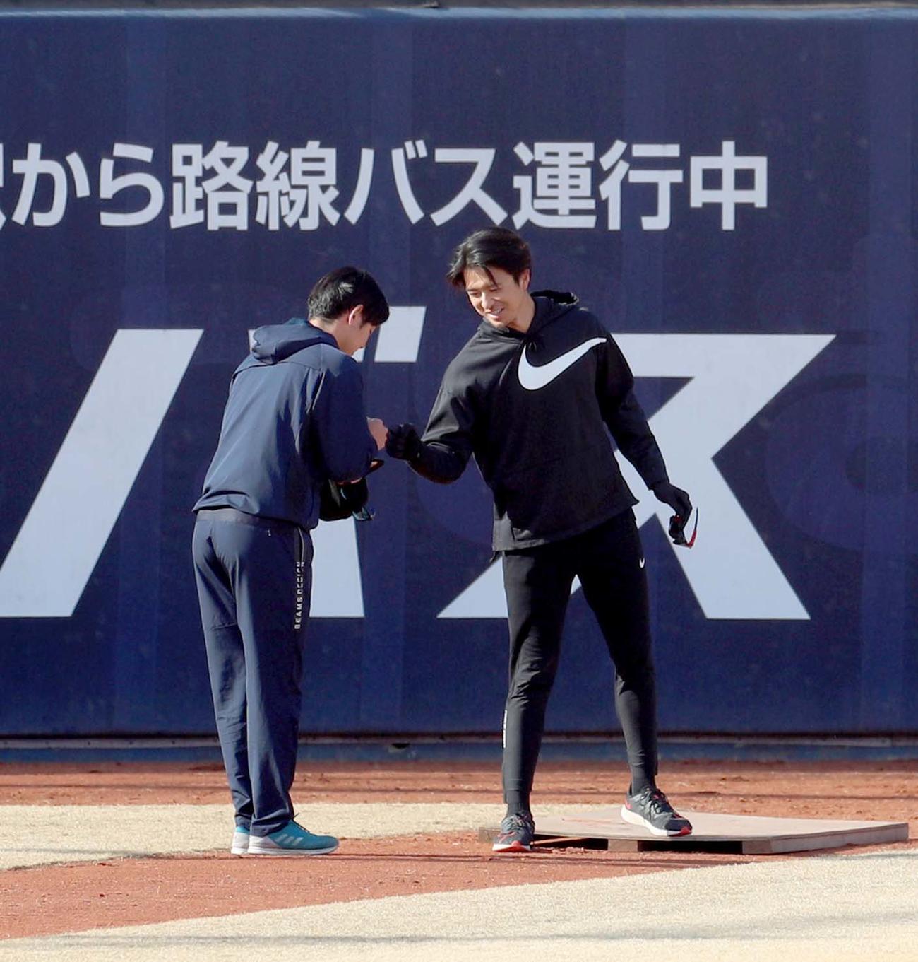 あいさつを交わす日本ハム立野（左手前）と上沢（撮影・佐藤翔太）