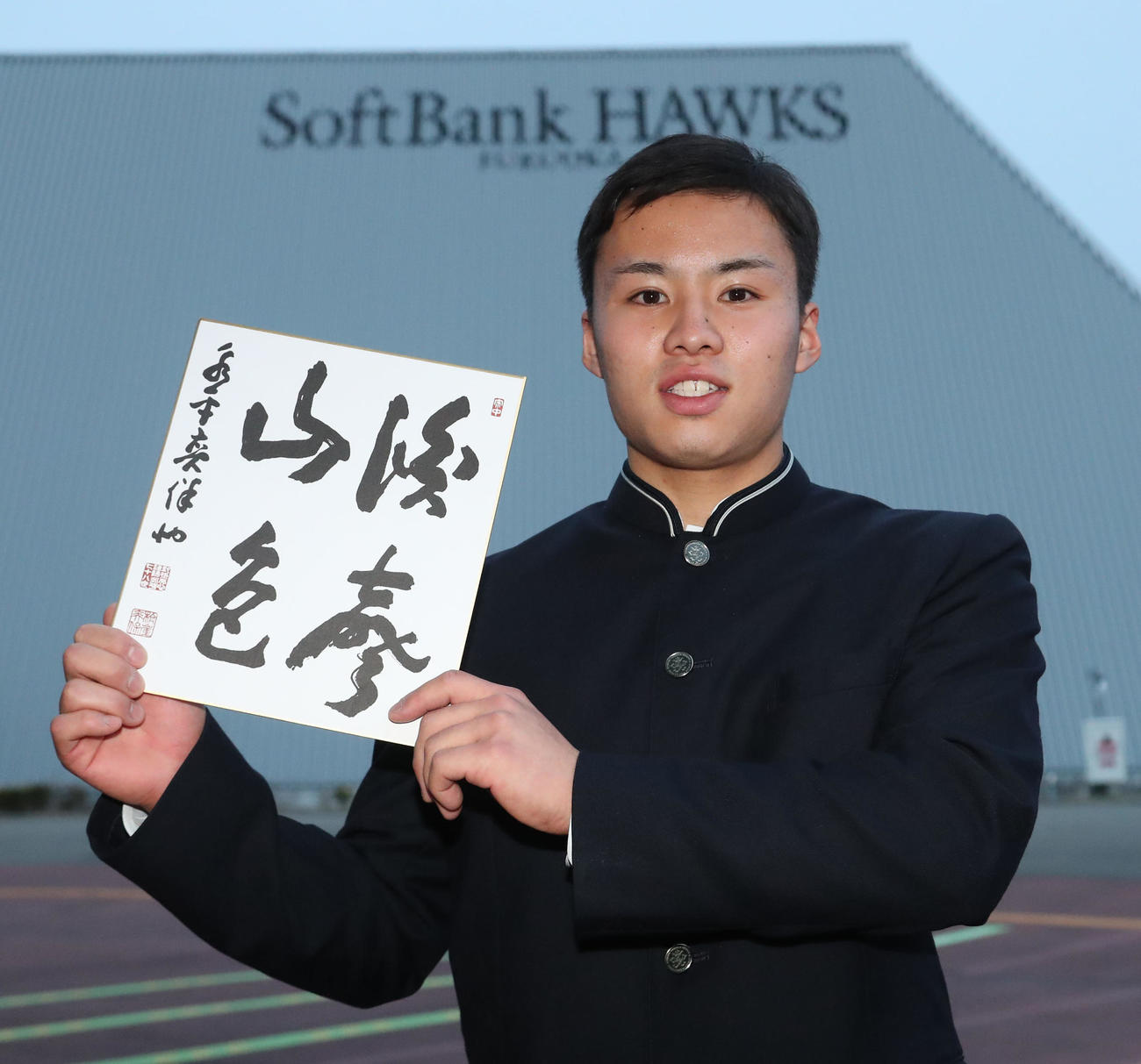 入寮したソフトバンク川原田は、地元・花巻の宗青寺の住職から贈られた色紙を手に活躍を誓う（撮影・梅根麻紀）