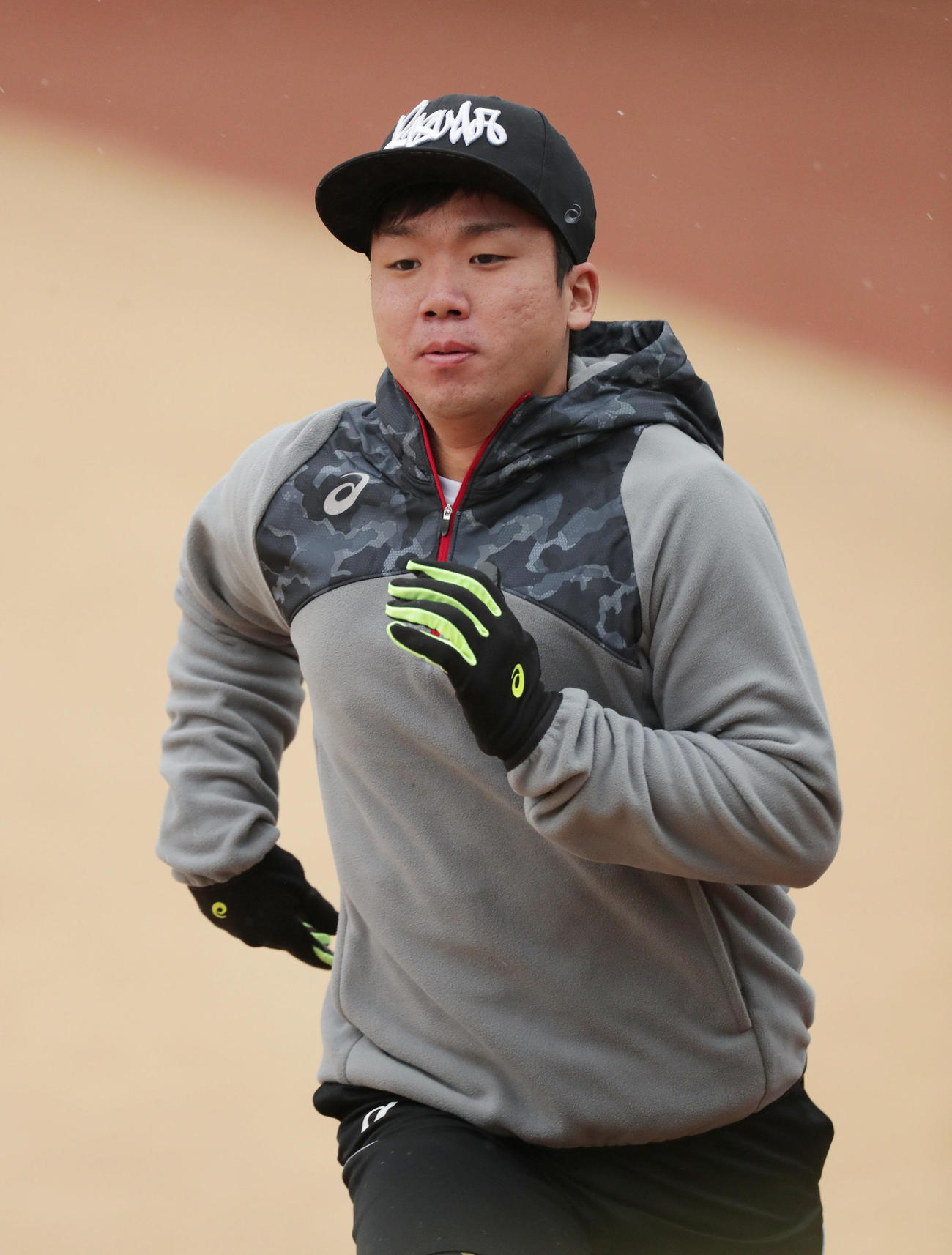 みぞれが降る中、外野を走り込む村上（撮影・前田充）