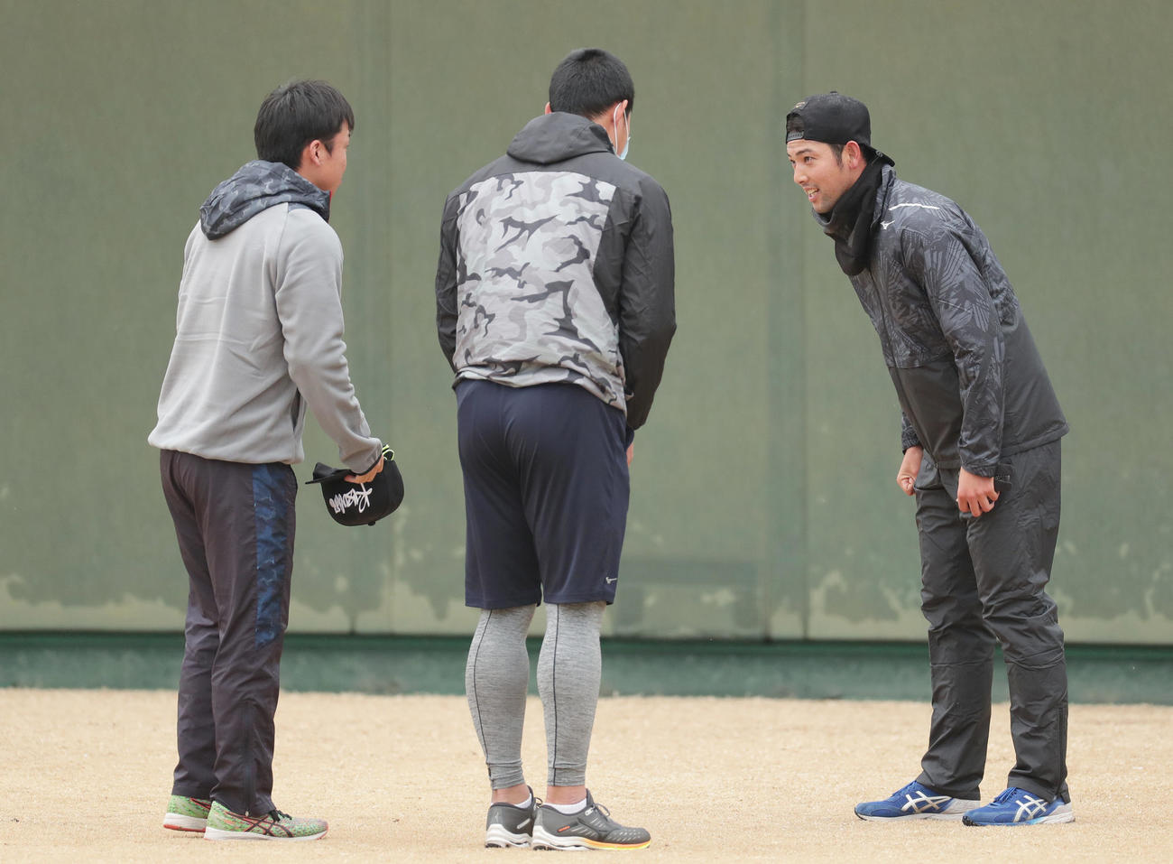グラウンドであいさつを交わす、右から阪神加治屋、佐藤蓮、村上（撮影・前田充）