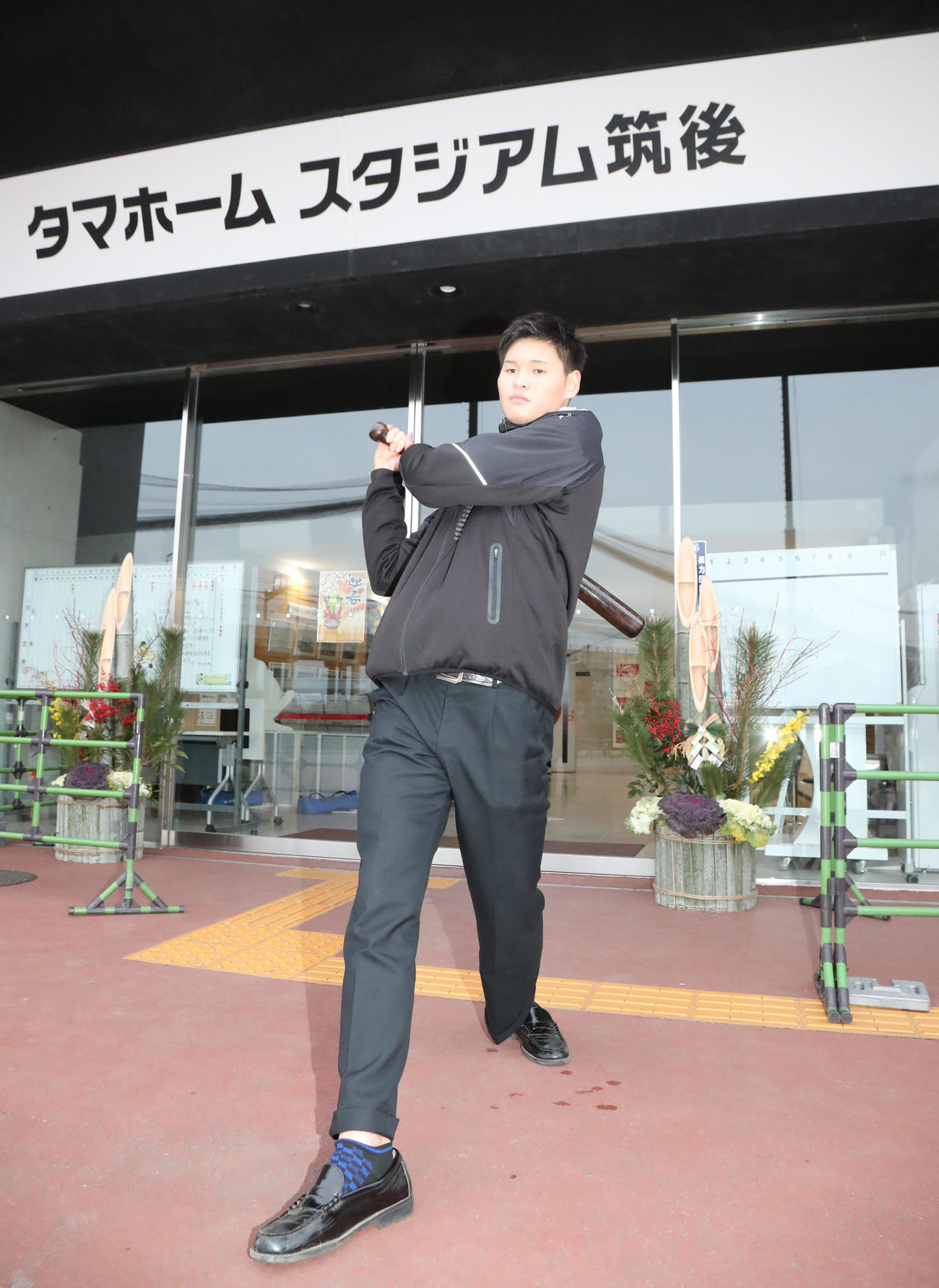 入寮したソフトバンク笹川はバットを手に活躍を誓う（撮影・梅根麻紀）