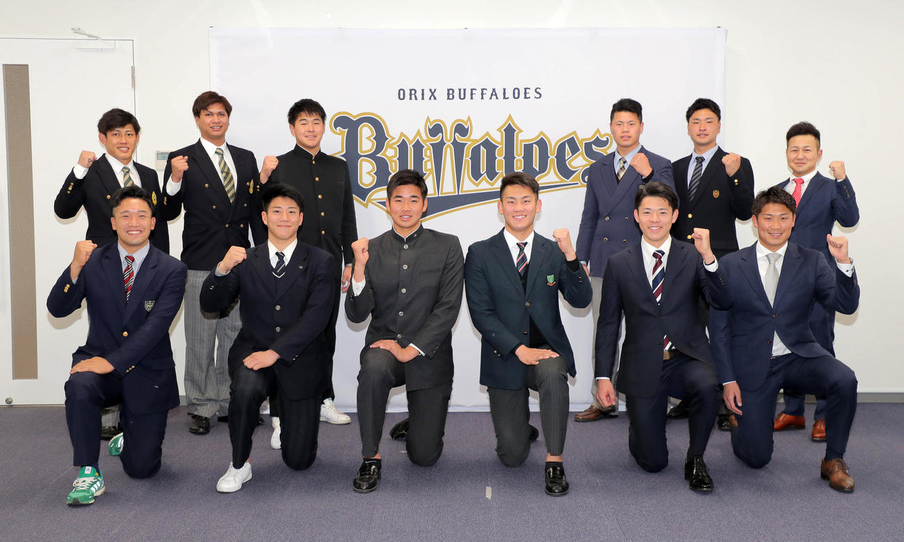 入寮を終え笑顔で記念撮影するオリックスの新人選手。前列左から中川拓、来田、山下、元、中川颯、阿部、後列左から佐野如、宇田川、川瀬、辻垣、釣、古長