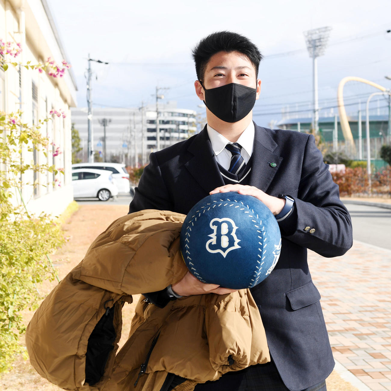 オリックスグッズを持って入寮するドラフト3位の来田（撮影・前岡正明）