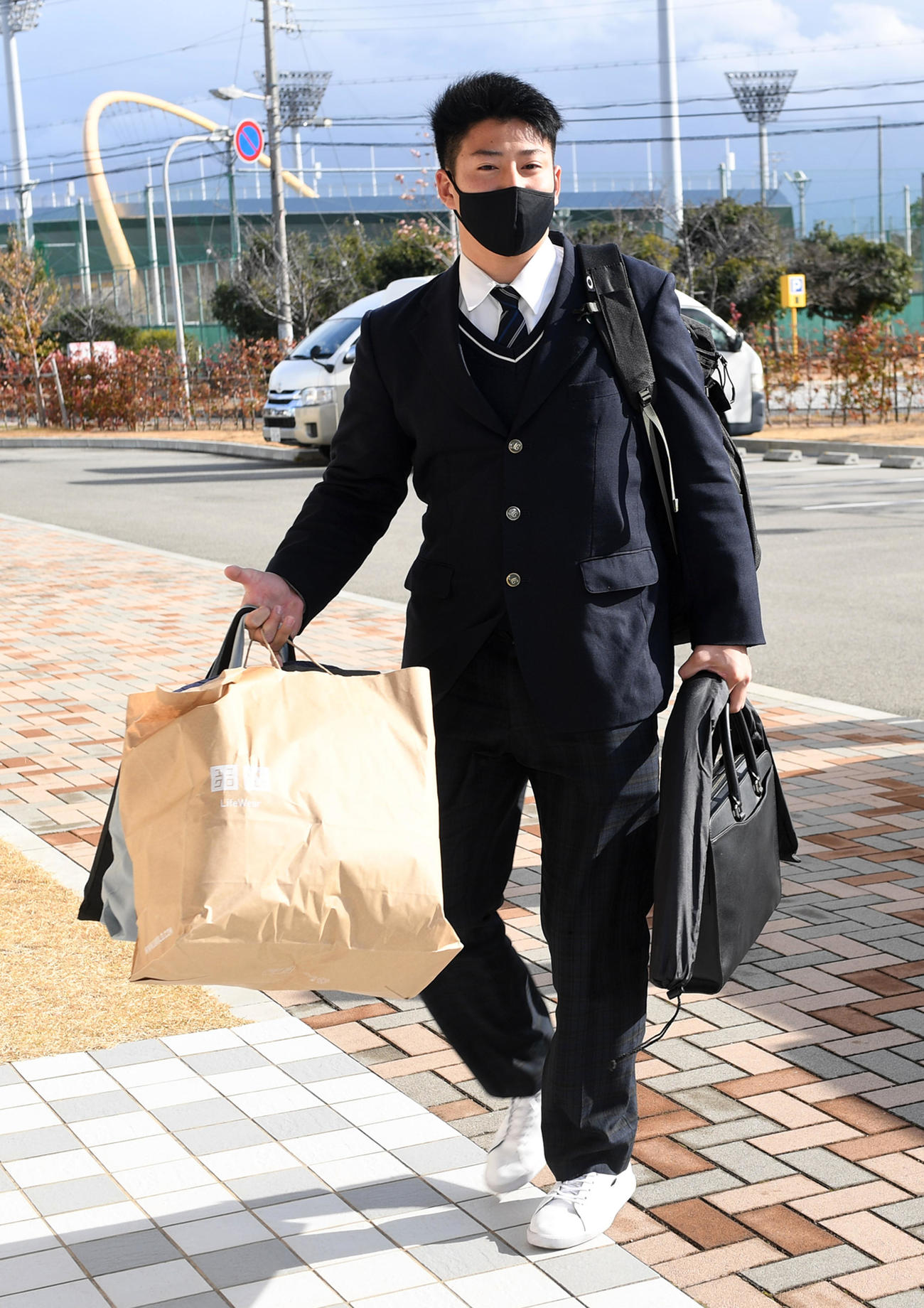 入寮するドラフト3位の来田（撮影・前岡正明）