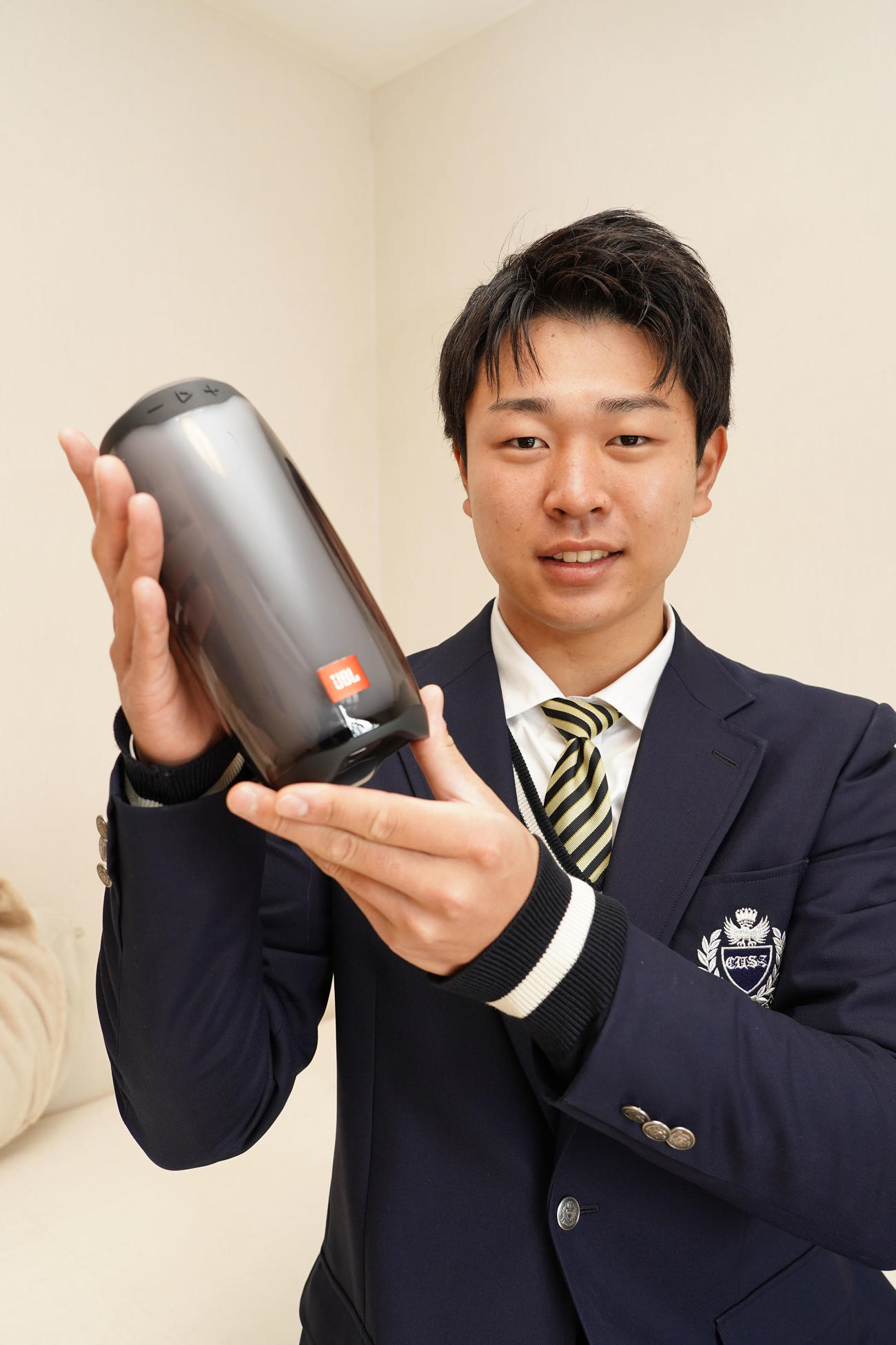 中日ドラゴンズ新人入寮に持参した同級生らから送られたスピーカーを手にする高橋宏斗（撮影・中日ドラゴンズ球団提供）