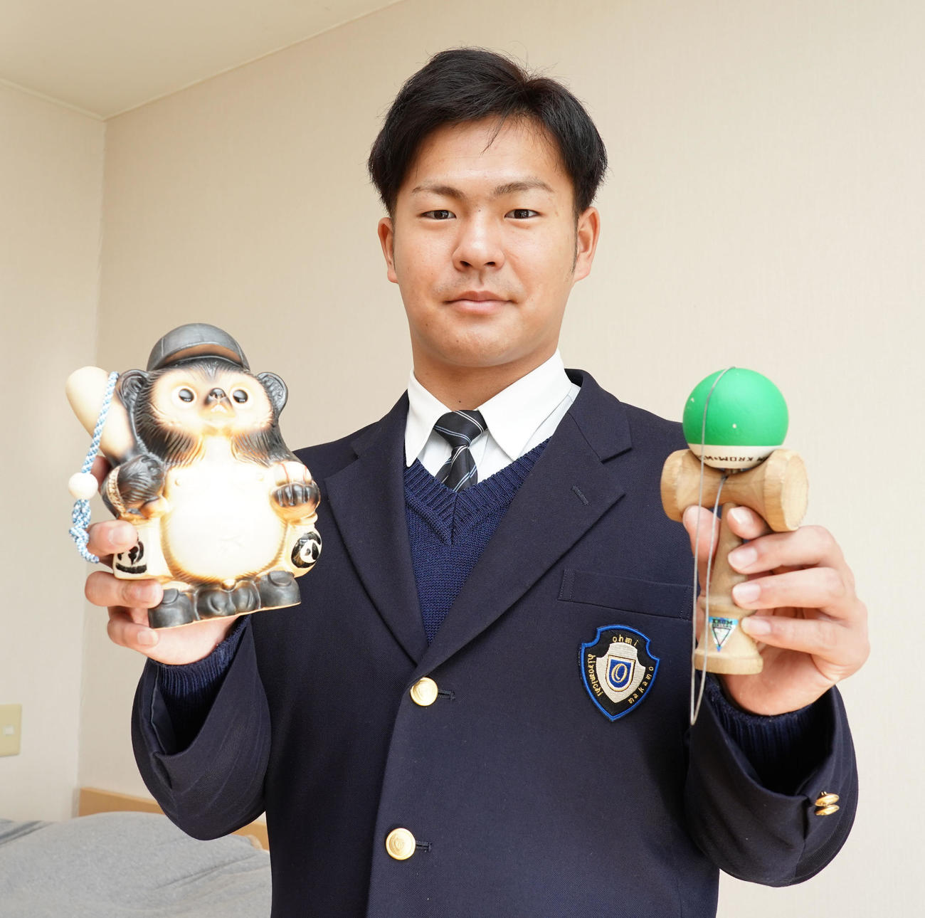 入寮にけん玉と信楽焼を持参した土田（球団提供）