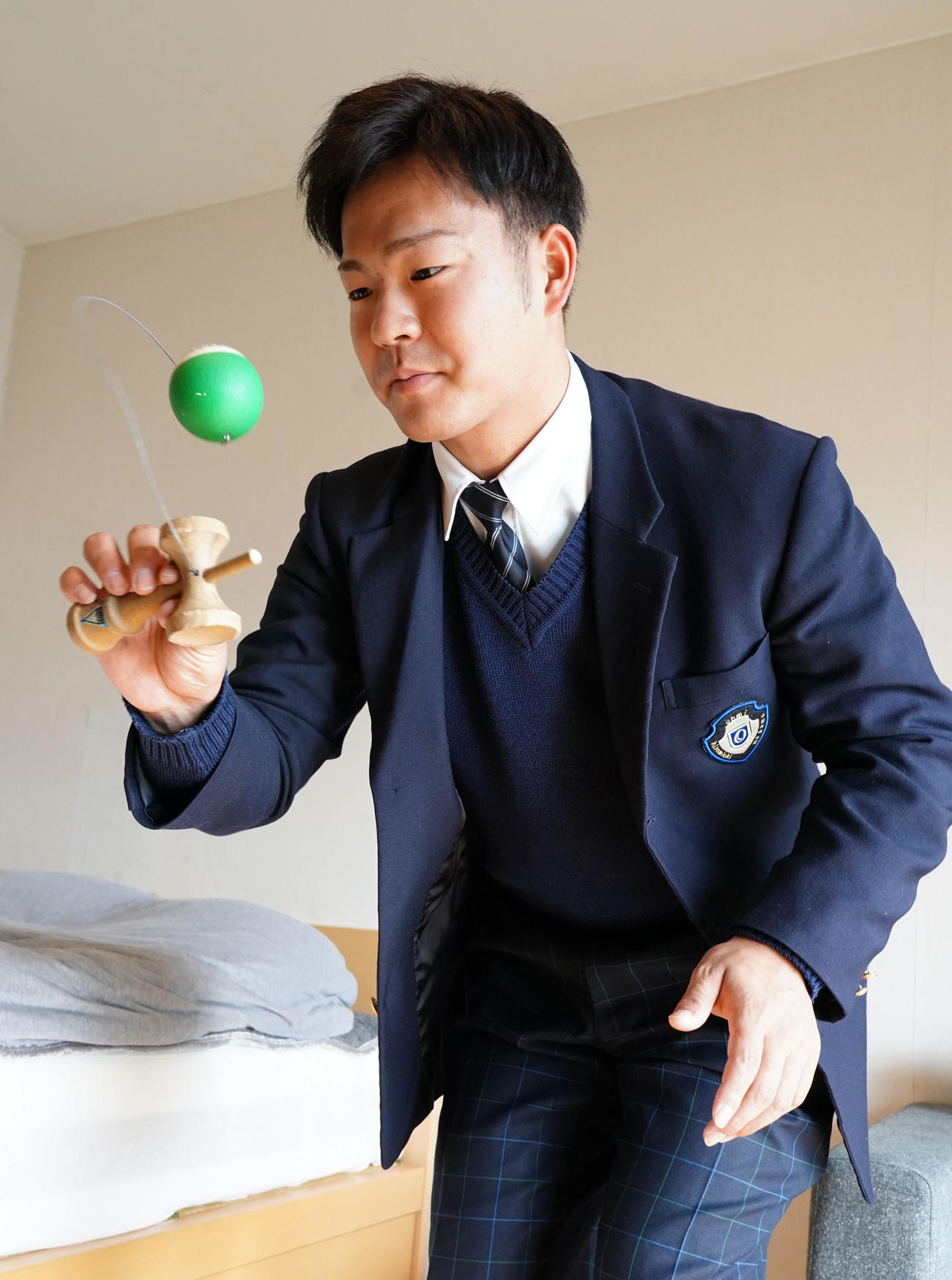 中日ドラゴンズ新人入寮にけん玉を持参し腕前を披露する土田龍空（球団提供）
