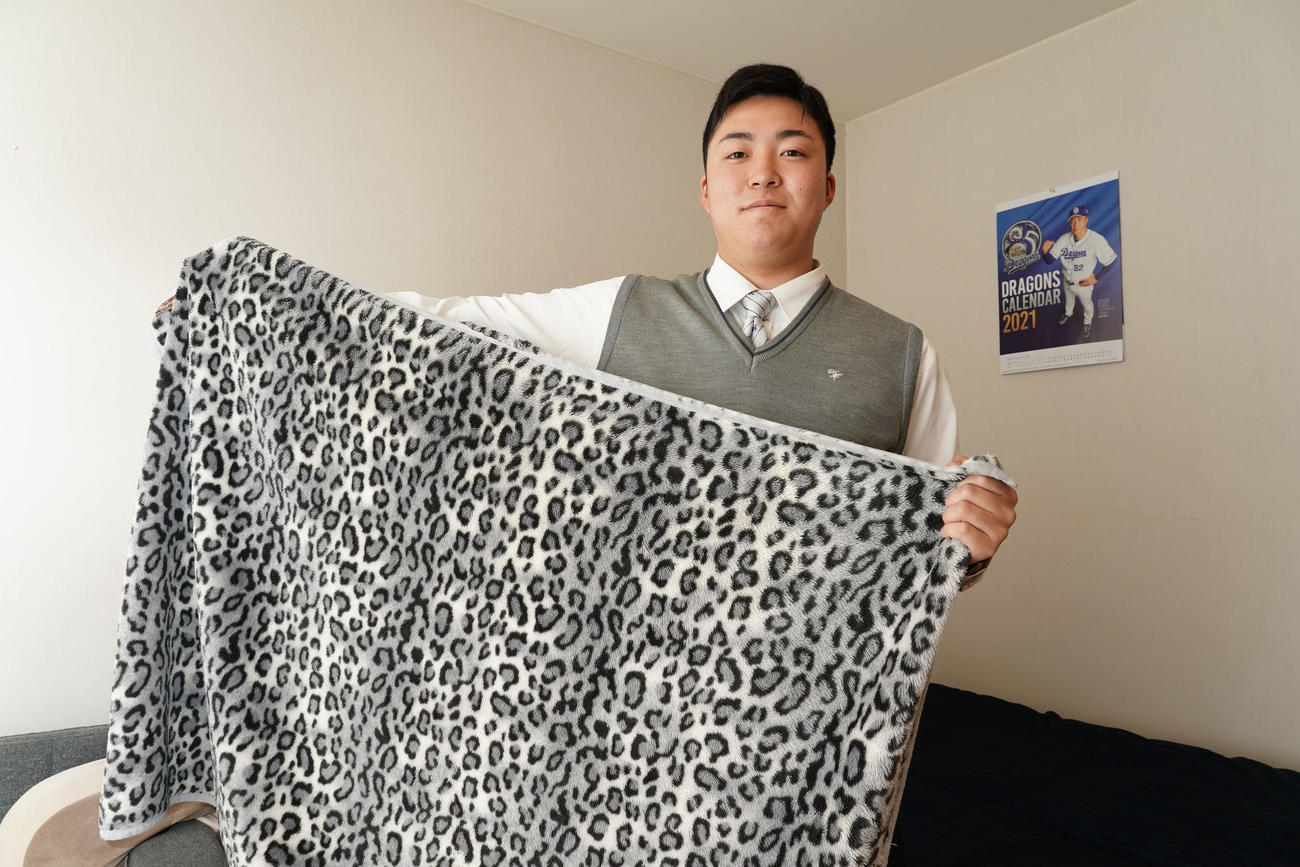 中日ドラゴンズ新人入寮にヒョウ柄の寝具を持参した上田洸太朗（球団提供）