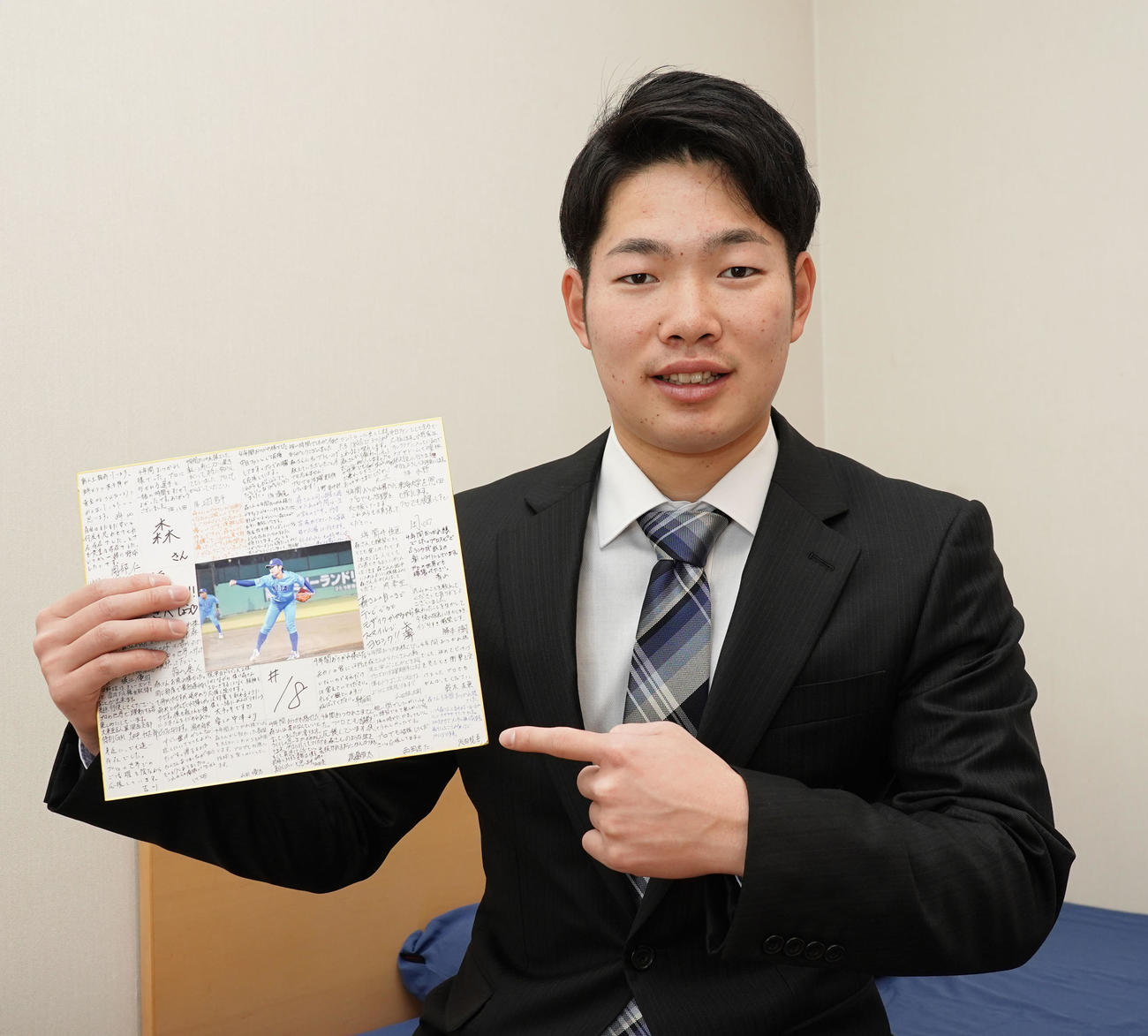 友人達の寄せ書きを持参した中日森（球団提供）
