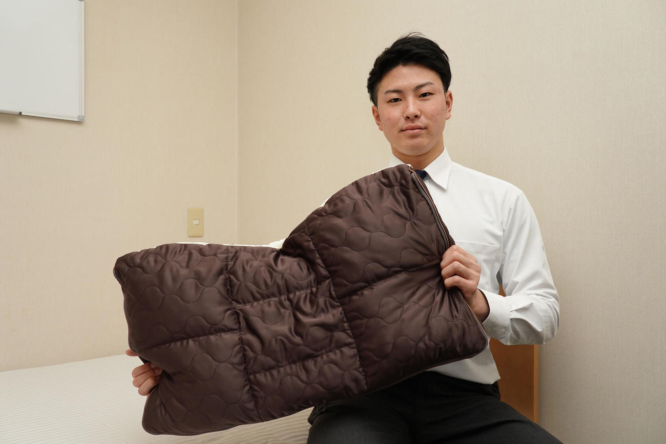 入寮にマイ枕を持参した中日加藤翼（球団提供）