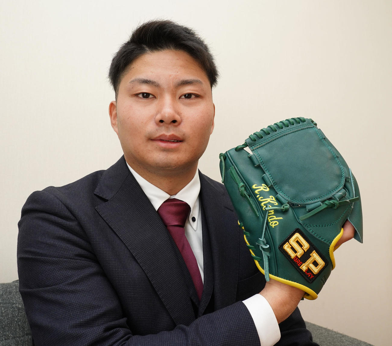 入寮に新調したグラブを持参した中日近藤（球団提供）