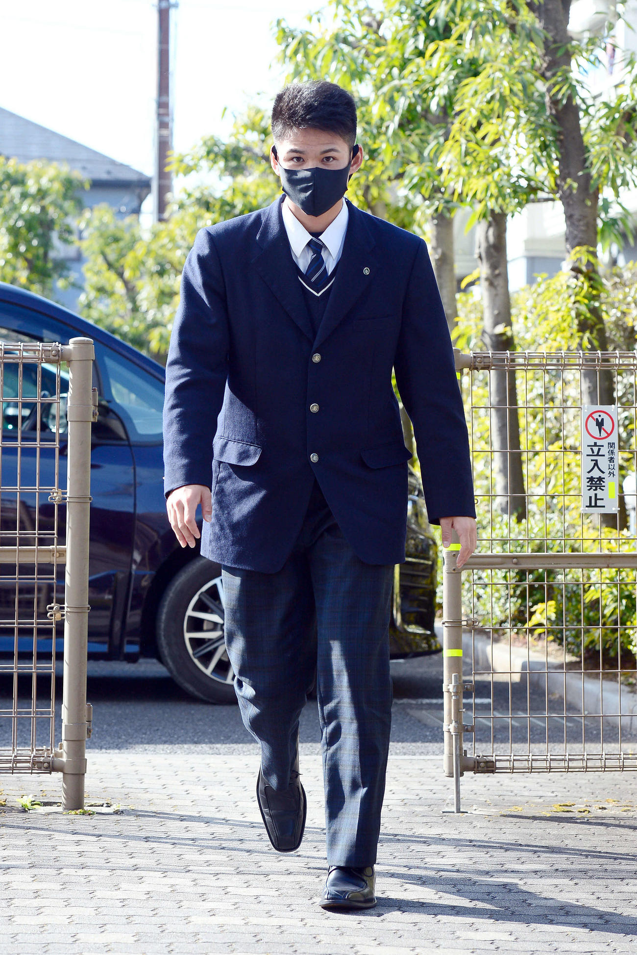 入寮するロッテドラフト2位の中森（代表撮影）
