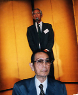 南海ホークスOB懇親会のパーティーであいさつする杉浦忠氏。手前は鶴岡一人氏