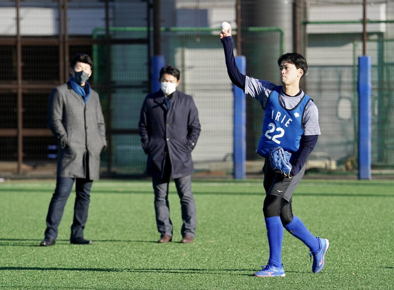 DeNAの新人合同自主トレでドラフト1位の入江投手（右、22＝明大）を視察する三浦監督（左）と仁志2軍監督（球団提供）