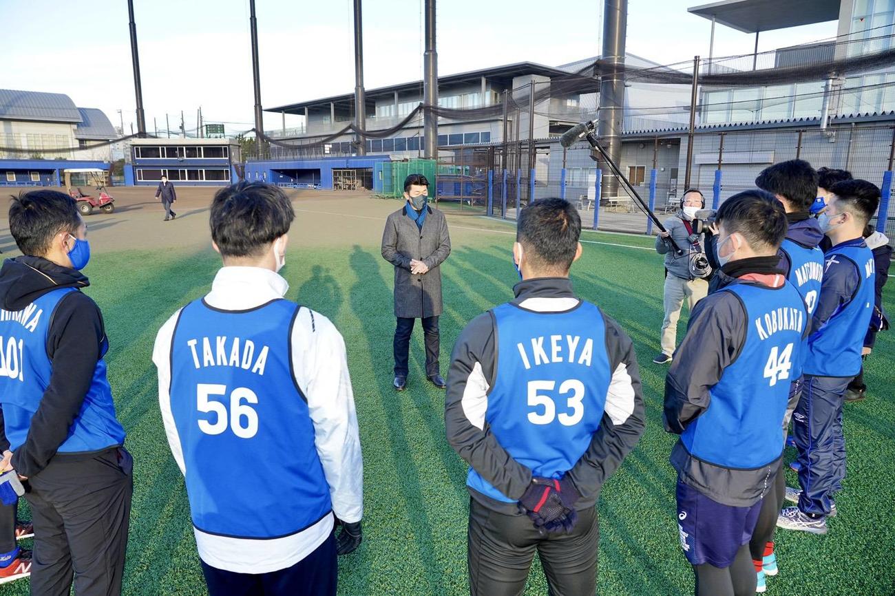 8日から始まったDeNAの新人合同自主トレで訓示を行った三浦監督（中央）（球団提供）