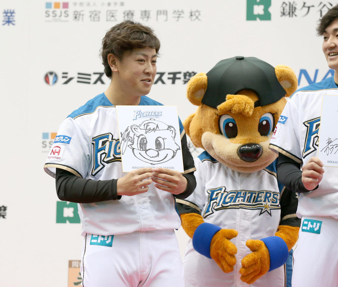 20年1月12日、日本ハムファイターズ2020新入団選手歓迎式典・交流会で2軍マスコットのカビーの似顔絵を披露する河野（撮影・黒川智章）