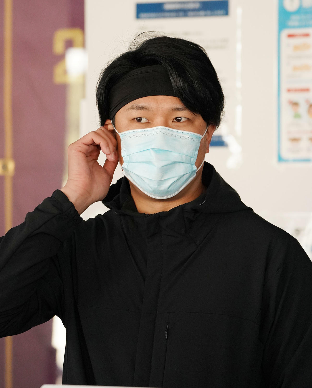 自主トレを終え取材に応じる大野雄大（撮影・森本幸一）
