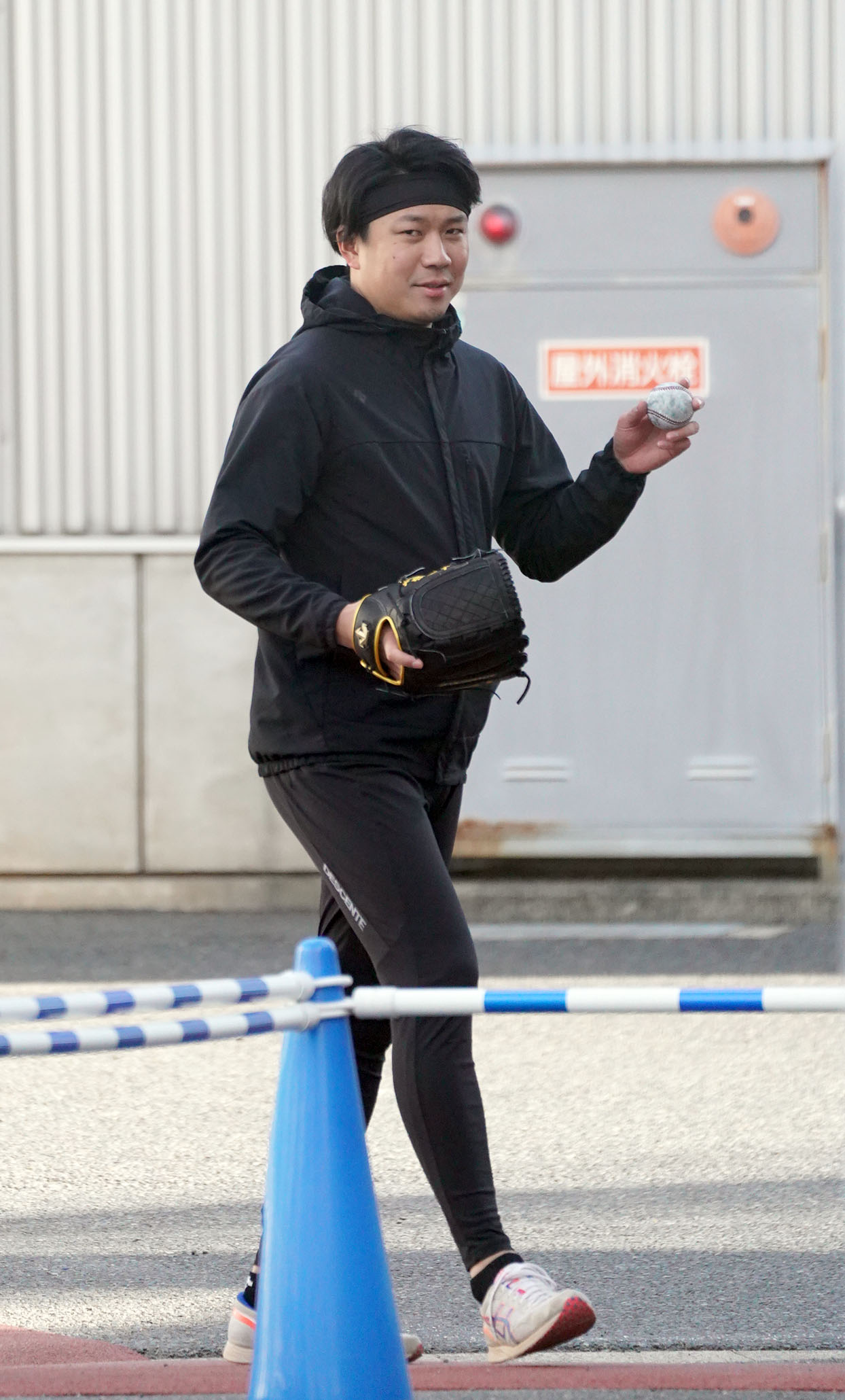 屋内練習場から移動する大野雄大（撮影・森本幸一）